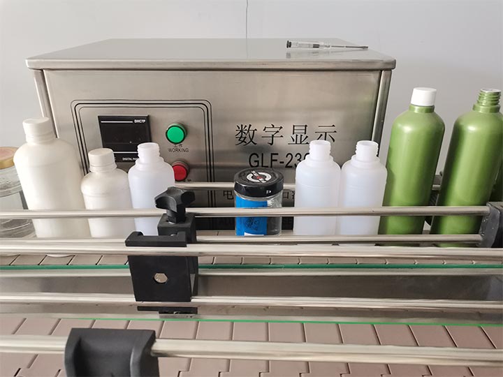 Conveyor of automatic liquid filling machine